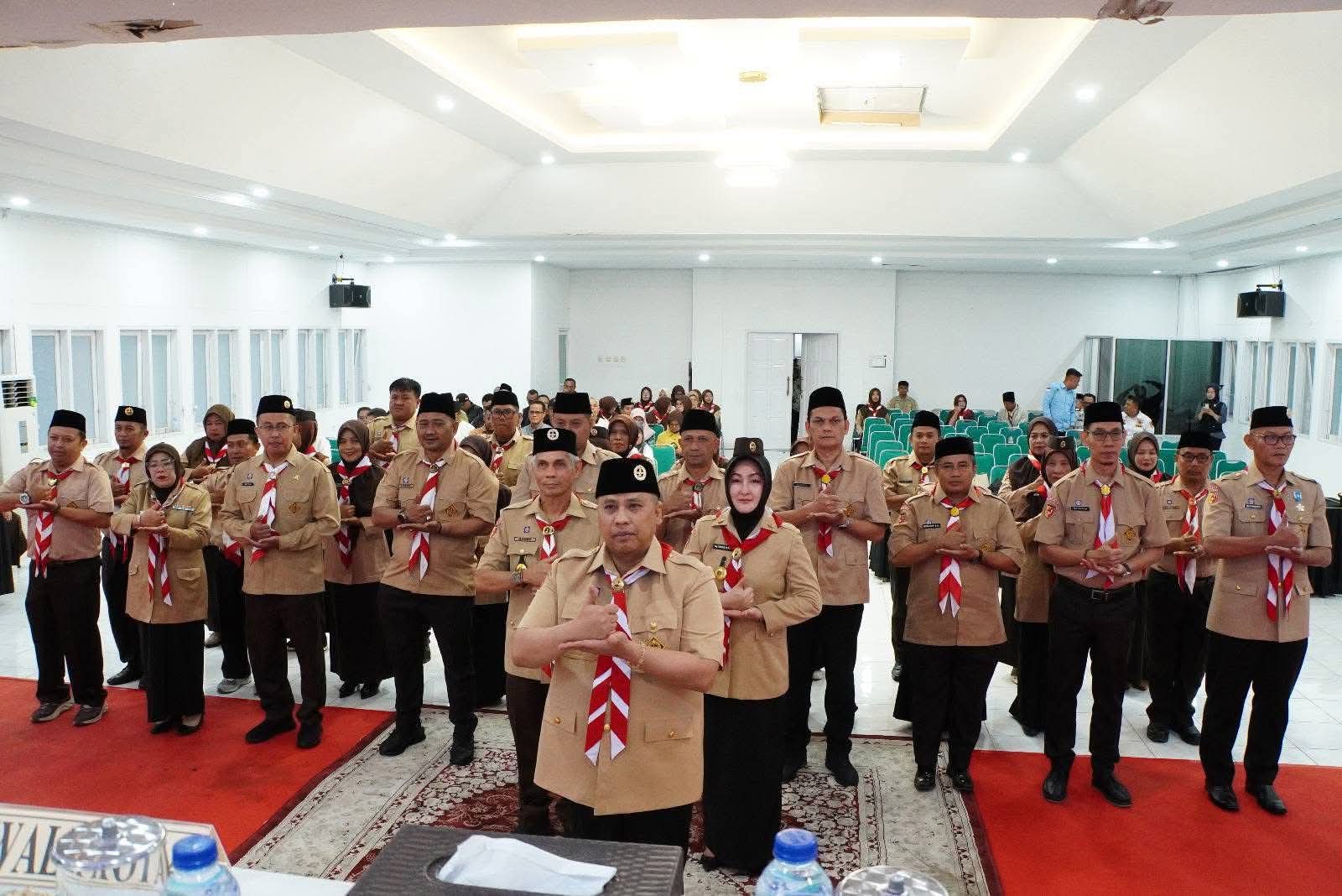 Wako Hendri poto bersama pengurus gerakan Pramuka usai pelantikan